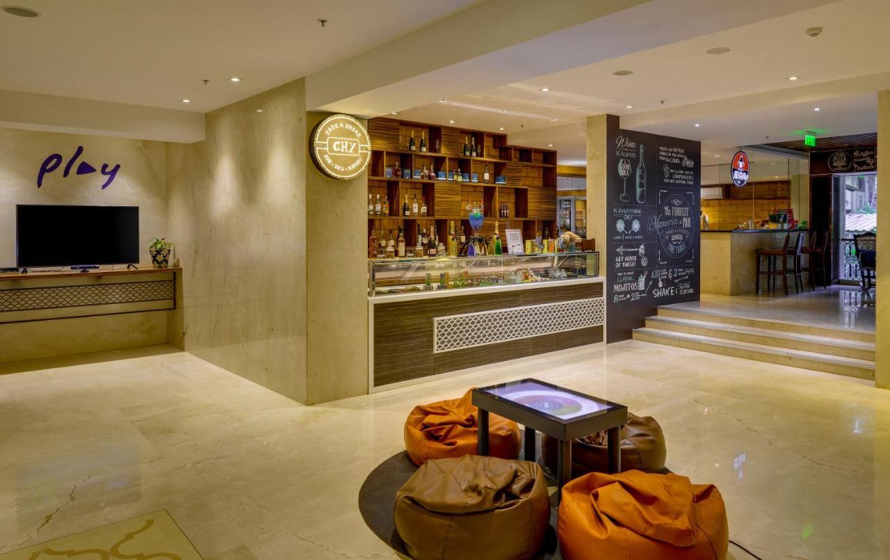 ノボテル ゴア リゾート&スパ アン アコーホテルズ ブランド カンドリム エクステリア 写真 The bar at the lobby