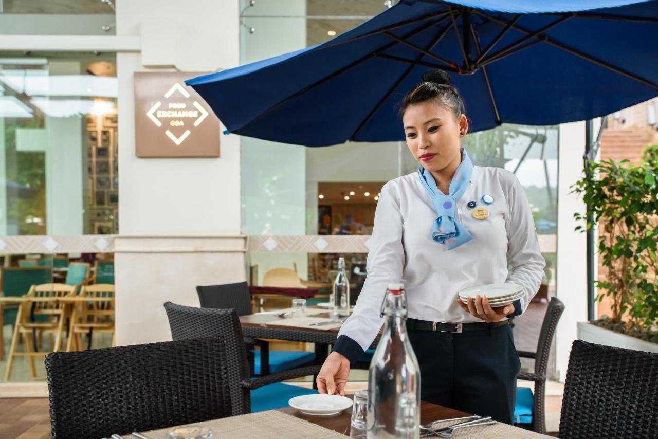 ノボテル ゴア リゾート&スパ アン アコーホテルズ ブランド カンドリム エクステリア 写真 A Thai restaurant server