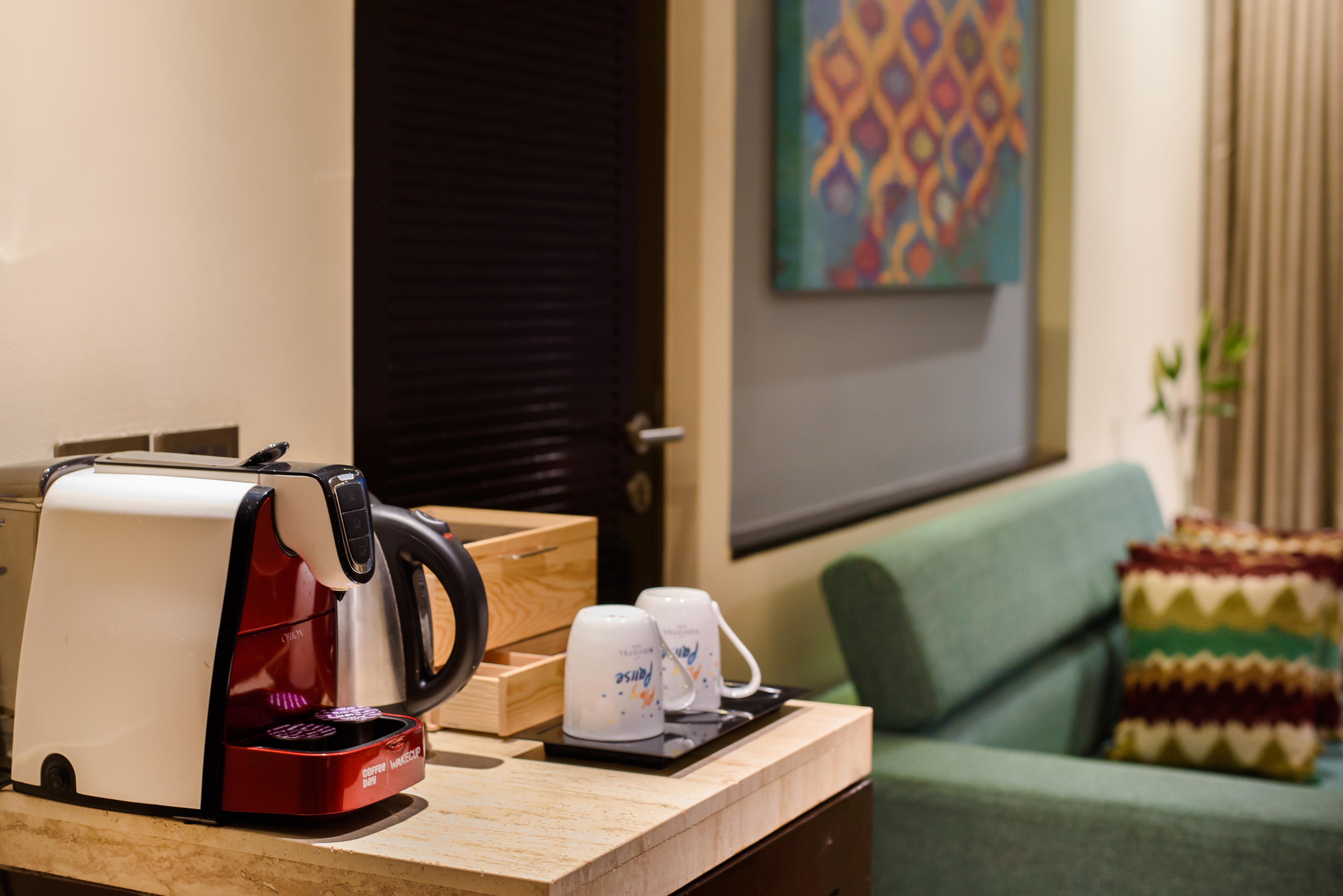 ノボテル ゴア リゾート&スパ アン アコーホテルズ ブランド カンドリム エクステリア 写真 A Nespresso machine in a hotel room