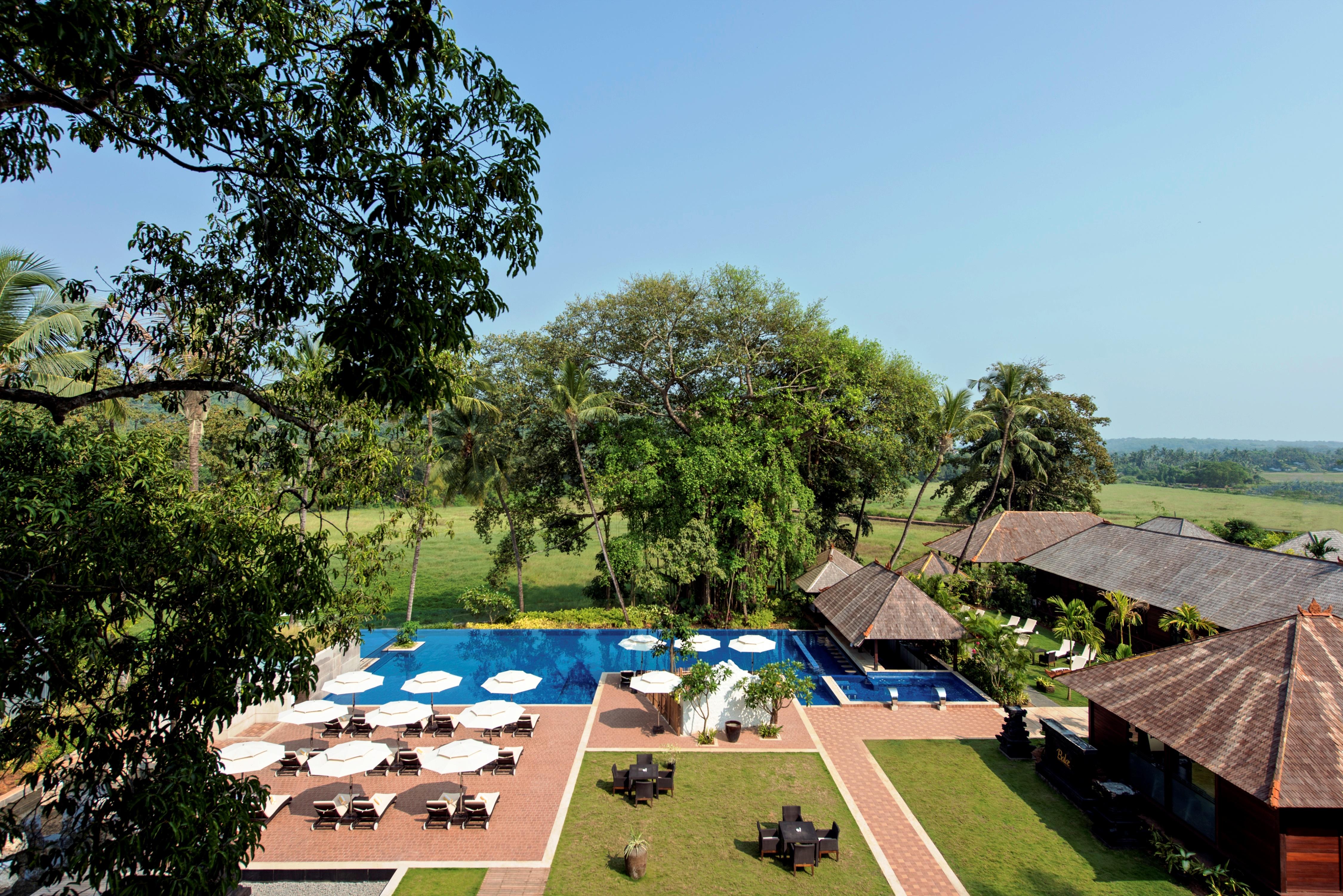 ノボテル ゴア リゾート&スパ アン アコーホテルズ ブランド カンドリム エクステリア 写真 The pool at the Taj Bengal