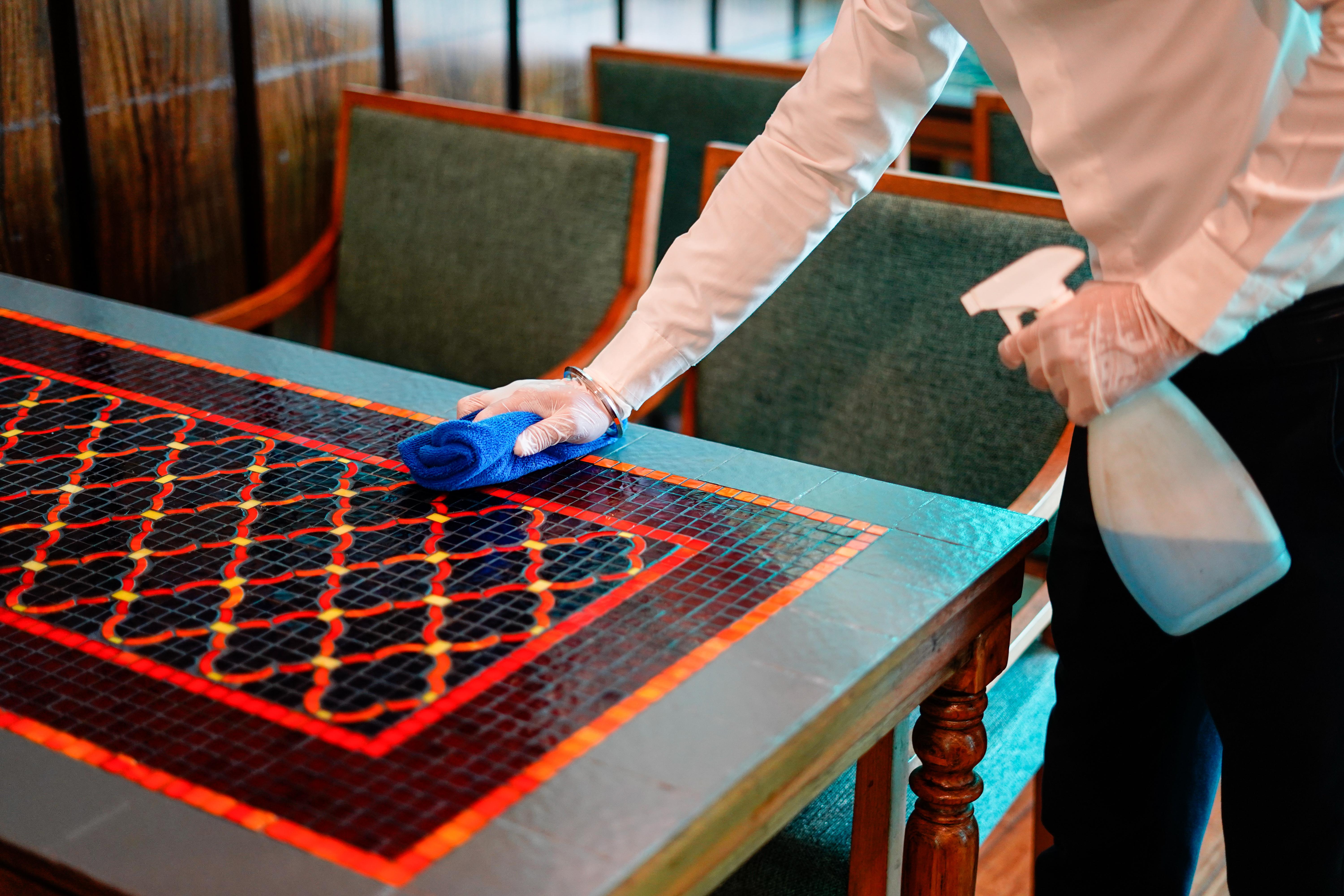 ノボテル ゴア リゾート&スパ アン アコーホテルズ ブランド カンドリム エクステリア 写真 A hotel housekeeper wiping down a table