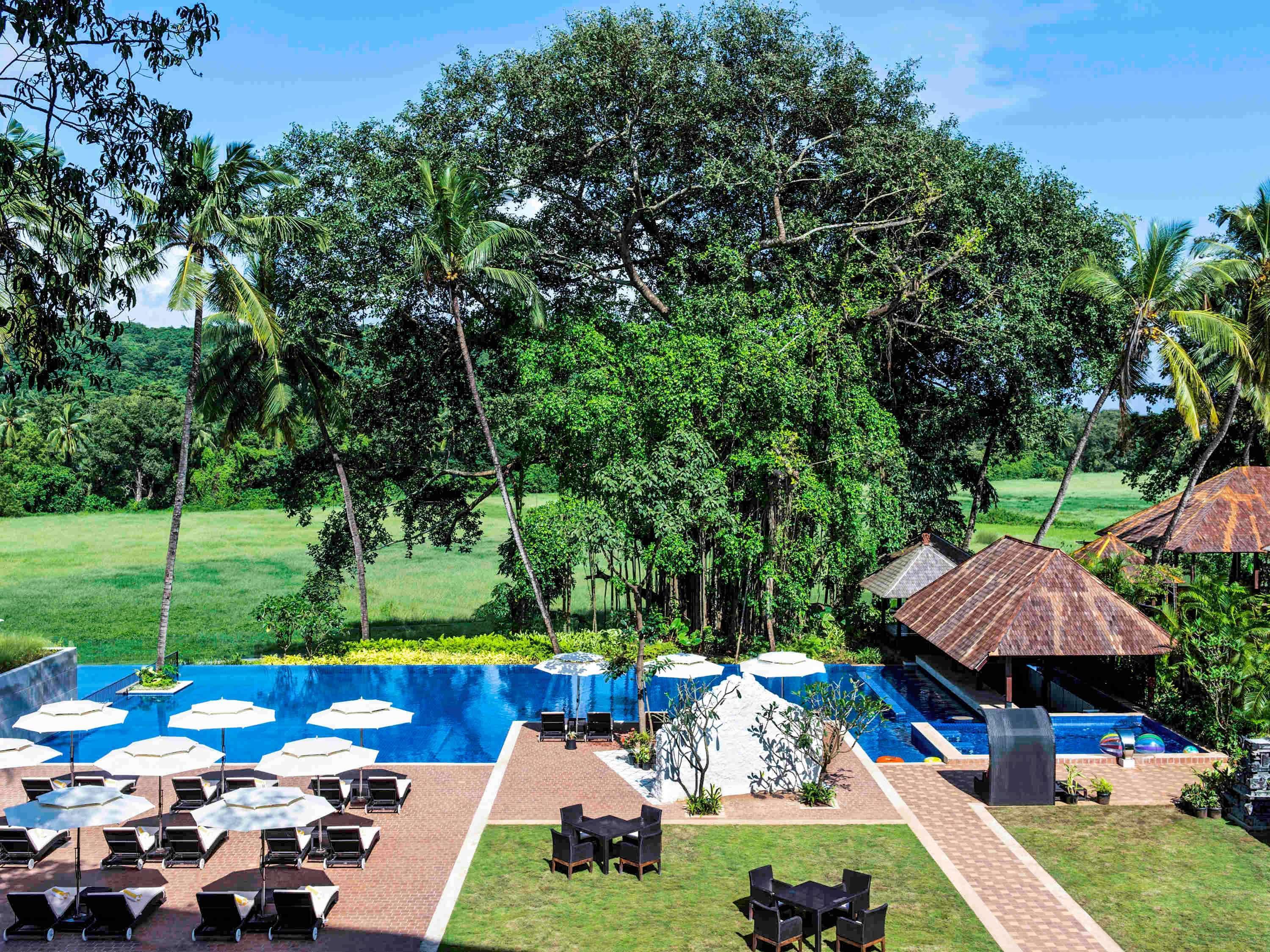 ノボテル ゴア リゾート&スパ アン アコーホテルズ ブランド カンドリム エクステリア 写真 The pool at the Royal Golf and Country Club
