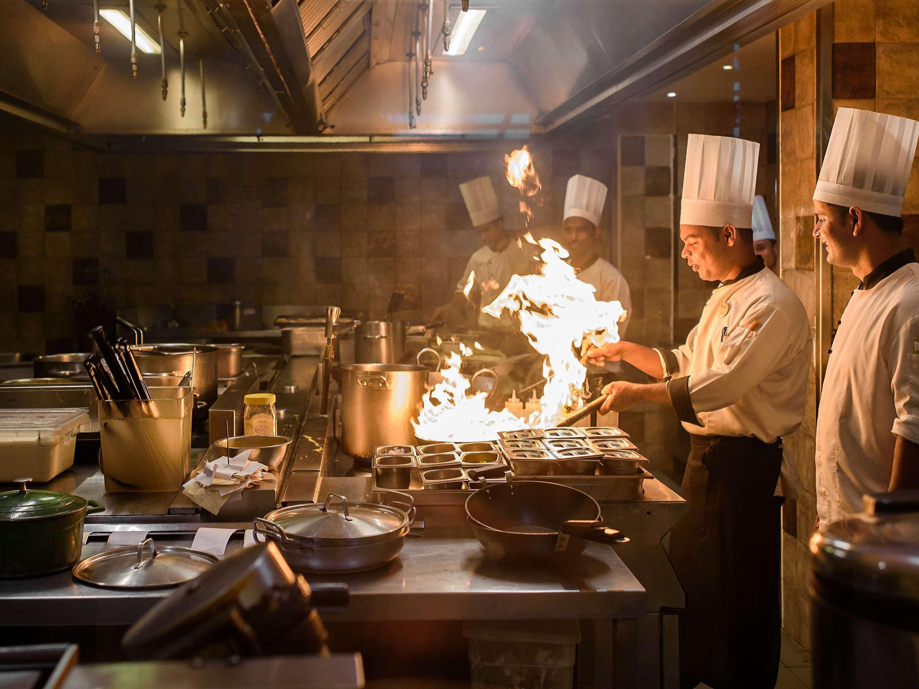 ノボテル ゴア リゾート&スパ アン アコーホテルズ ブランド カンドリム エクステリア 写真 A kitchen in action