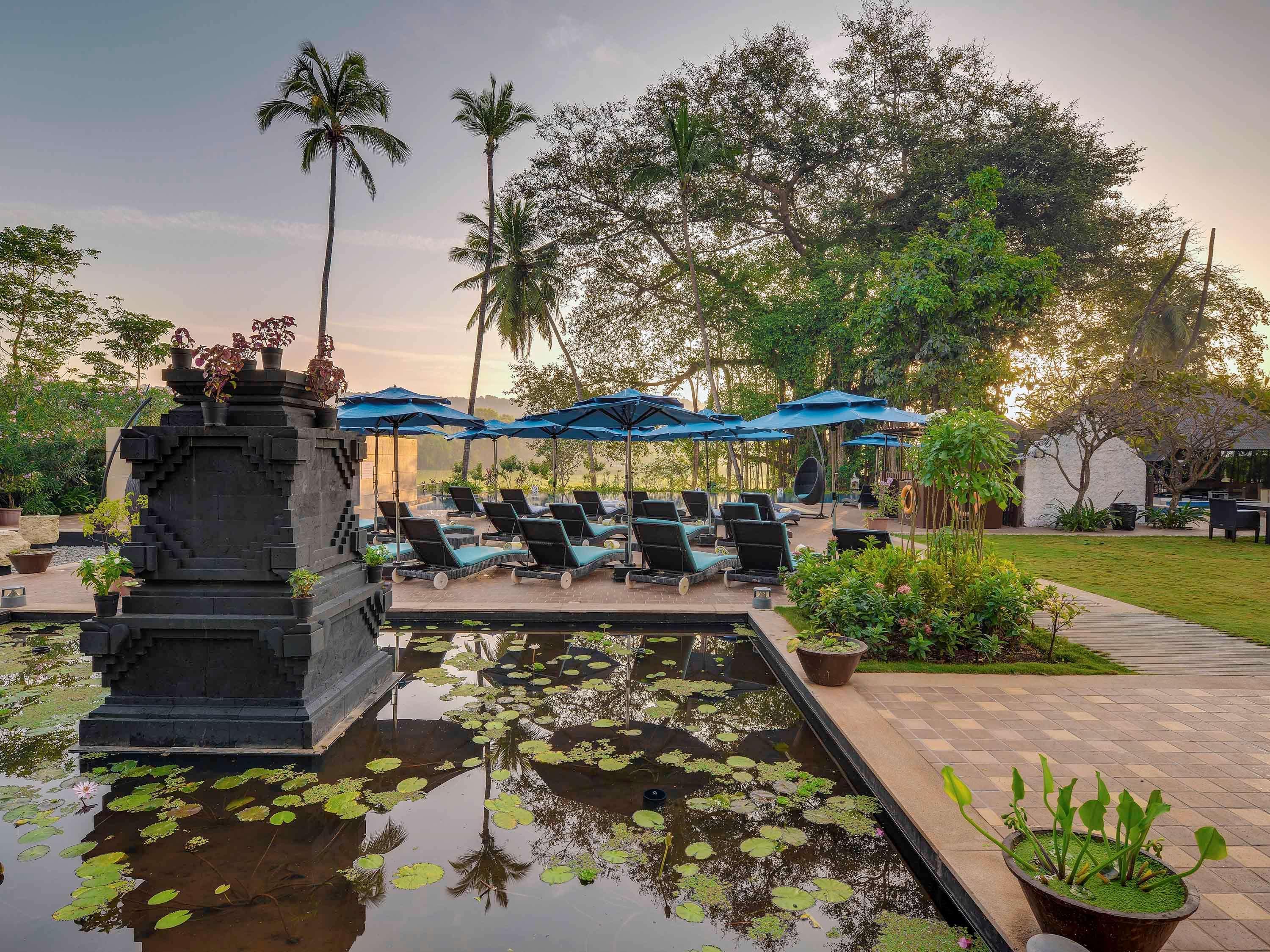 ノボテル ゴア リゾート&スパ アン アコーホテルズ ブランド カンドリム エクステリア 写真 The pool at the hotel