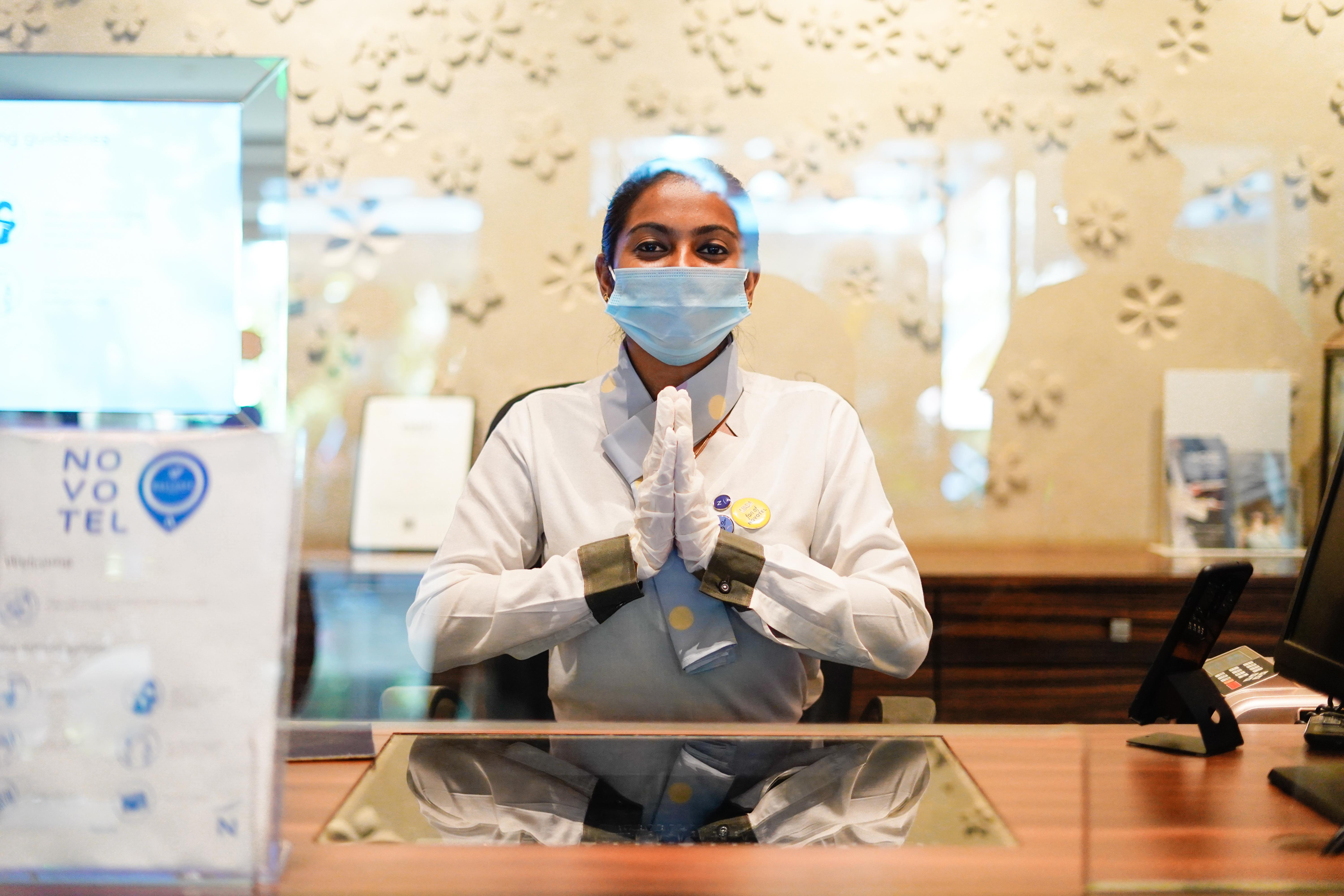 ノボテル ゴア リゾート&スパ アン アコーホテルズ ブランド カンドリム エクステリア 写真 A hotel employee wearing a face mask
