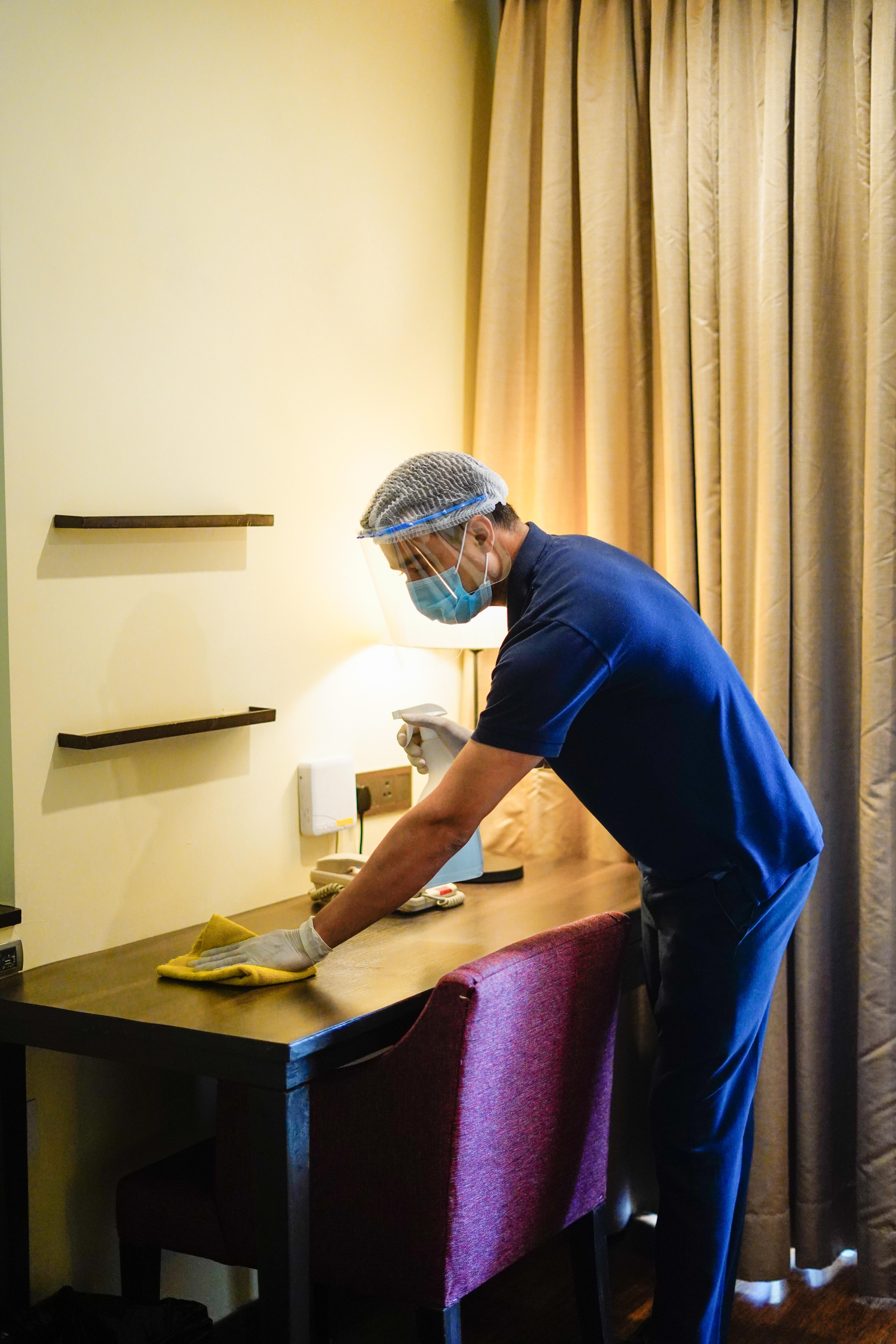 ノボテル ゴア リゾート&スパ アン アコーホテルズ ブランド カンドリム エクステリア 写真 A hotel housekeeper wearing a face shield and gloves